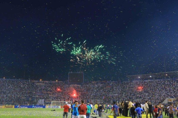 Las fotos más curiosas que se vieron en el estadio Nacional en la gran final
