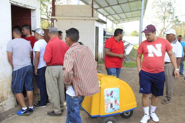 ¡Qué curioso! Venta de boletos, gradas de madera, camerinos de cemento... así es el ascenso en Honduras