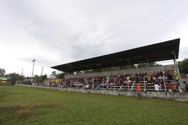 Las polvorientas canchas que han albergado partidos de la Copa Presidente