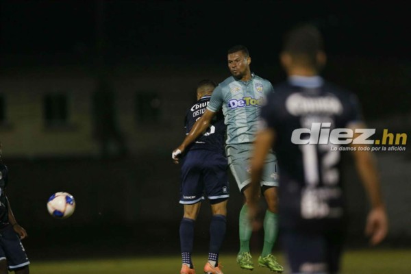 Fotos: La bronca de Obed con Carlos Pineda y el portero del Real de Minas que jugó de delantero