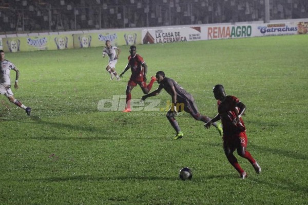 Con danzas, corte de cinta y tremenda fiesta se inauguró alumbrado del estadio de Tocoa