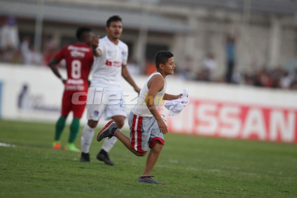 NO VISTE EN TV: Saludo a Vargas, aficionada queda en brasier y niño irrumpe el clásico