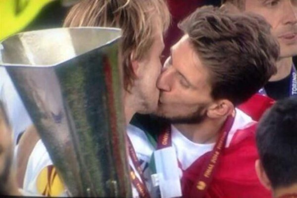 Los 10 besos más insólitos en la historia del fútbol&nbsp;&nbsp;