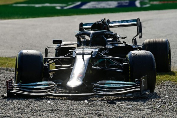 Impactante accidente: La llanta del auto de Verstappen pasó sobre la cabeza de Lewis Hamilton