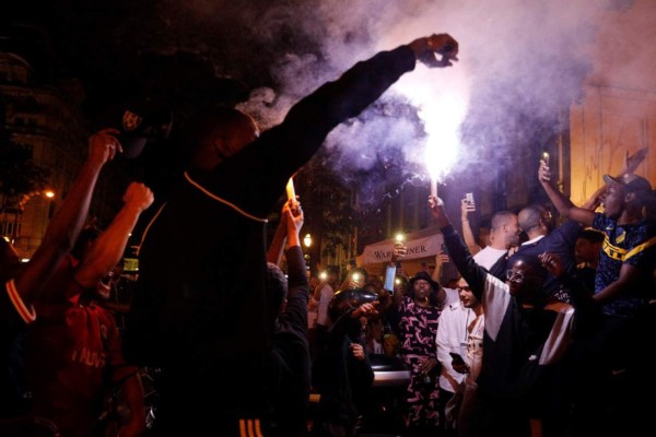 El sentimiento de Neymar: fiesta, cerveza y lágrimas tras la clasificación del PSG a la gran final de la Champions