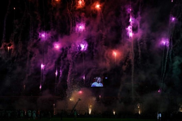 La emotiva despedida de Diego Forlán: Grandes estrellas de invitados y Luis Suárez de portero