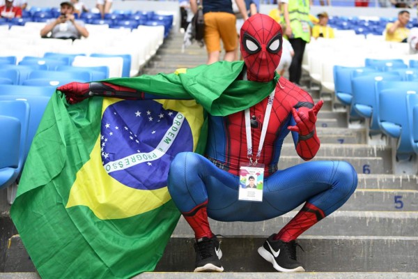 COLOR: El hombre araña y las chicas lindas de México y Brasil acaparan las miradas