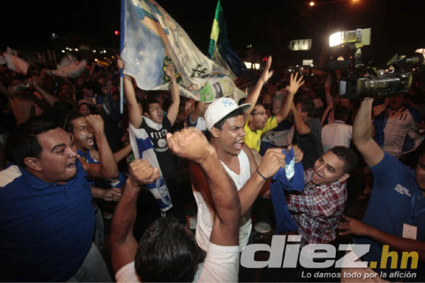 Hondureños celebrando clasificación al Mundial