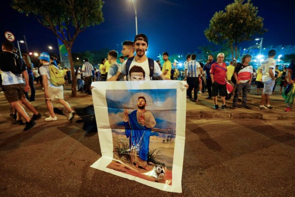¡Qué ambiente! Queman la camisa de Messi y novia de jugador argentino deslumbra en el Mineirao