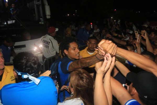 Lo que no se vio en TV: Espectacular despedida en Texas y le quitaron la camisa de Elis a un hincha