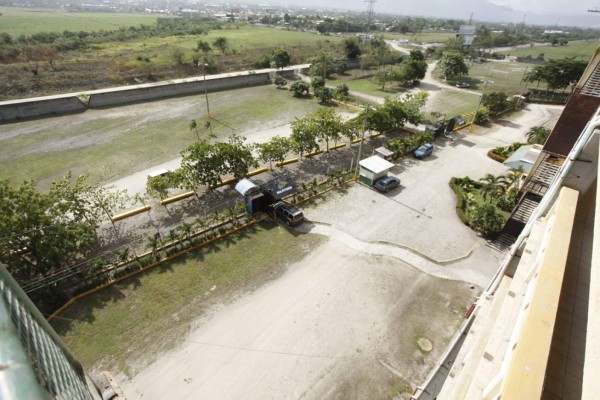 Así se ve el estadio Olímpico con los contenedores fríos para albergar cadáveres por coronavirus