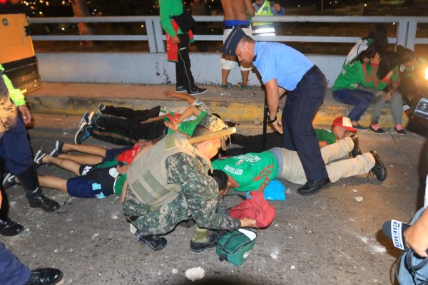 FOTOS: Barras del Olimpia y Marathón cruzan disparos en pleito