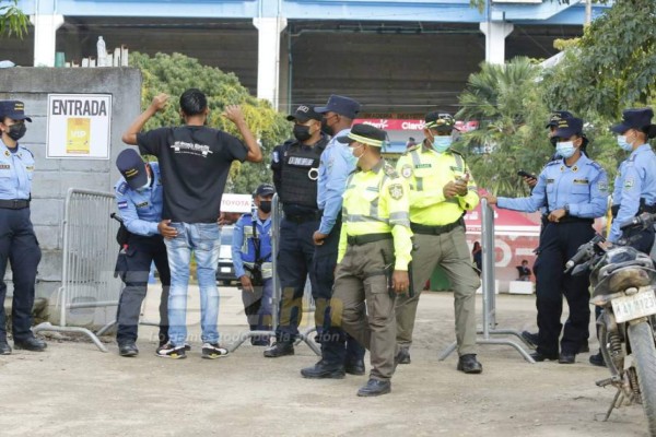 Honduras vs Panamá: El estadio Olímpico con lona, anillos de seguridad y primeros hinchas en llegar