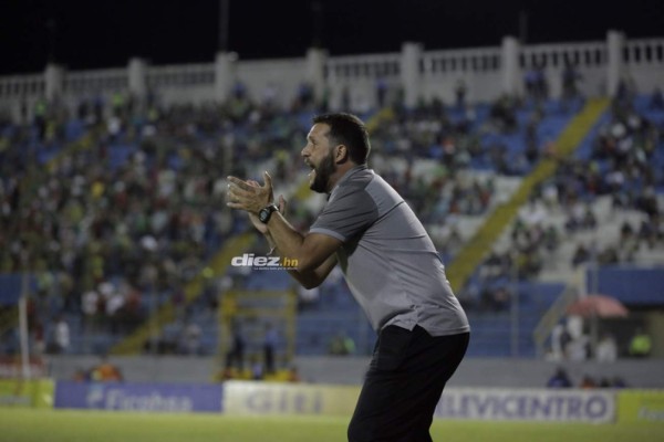 Las otras fotos del clásico: La preciosa esposa de Mario Martínez, la rubia y el malabarista