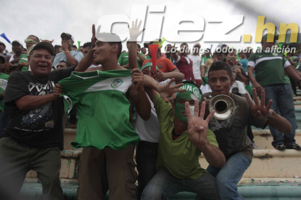 Aficionados del Parrillas One y Juticalpa ponen el ambiente en el estadio Carlos Miranda de Comayagua.