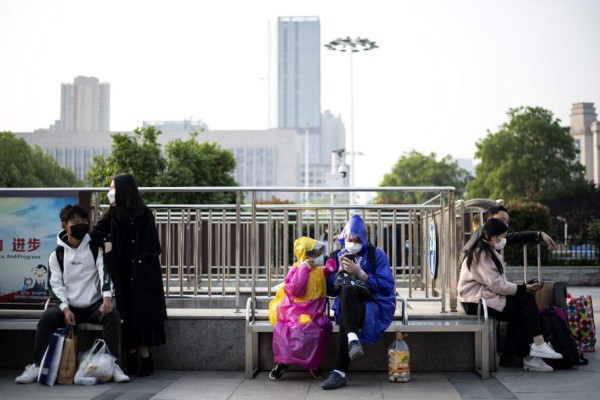 ¡Se terminó el encierro! Ciudadanos de Wuhan, China, regresan a las calles