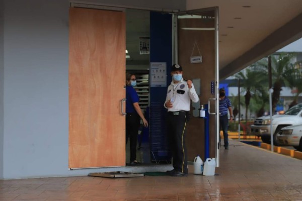 ¡Blindados! Negocios en Honduras se preparan y protegen ante una posible ola de saqueos tras las elecciones&nbsp;&nbsp;