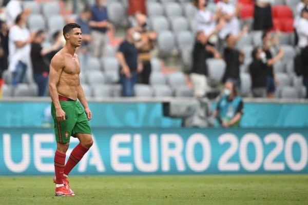 No se vio: El enojo de Cristiano Ronaldo, su reencuentro con Kroos y regaló su camisa a un aficionado