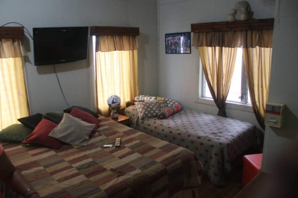 Su cuarto íntimo con sus ídolos y la aldea que lo vio crecer: Conoce Isleta, la tierra de Douglas Martínez