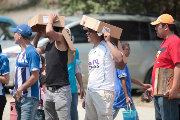 Las altas temperaturas no detiene a hondureños