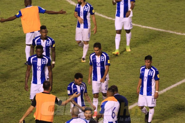 CURIOSAS: El saludo de Pinto y Postecoglou y el detalle de Boniek con los titulares