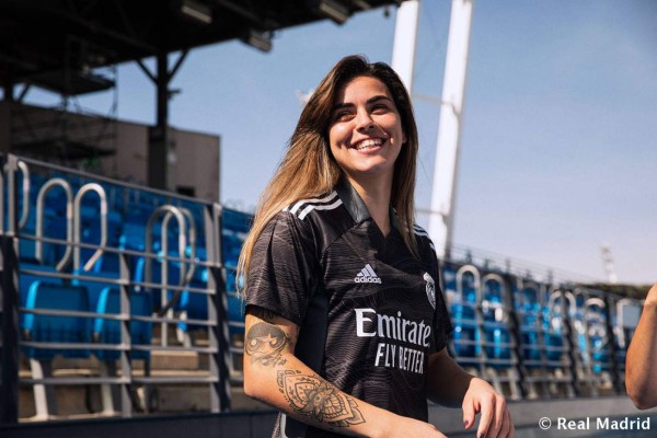 Con nuevo escudo y un crack no aparece: Real Madrid presenta sus camisetas para la temporada 2021-22
