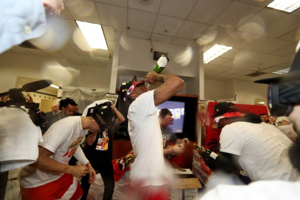 ¡Eufórica y descontrolada! Así fue la celebración de los aficionados de los Raptors en Toronto