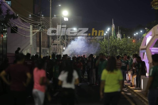 Minutos de terror en las afueras del Morazán: Lluvia de piedras y gases lacrimógenos