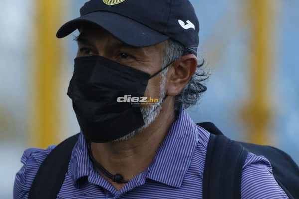 El hostil recibimiento de afición del Real España a futbolistas del Olimpia con pancartas de dólares