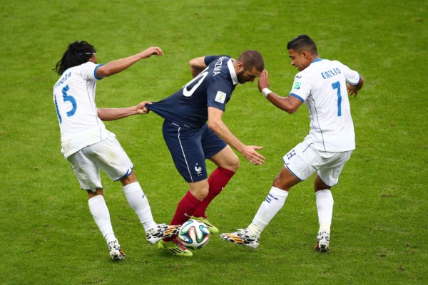 Emilio Izaguirre, el catracho acostumbrano a frenar grandes estrellas