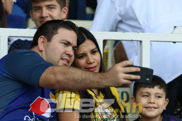 ¡Mamacitas! Las chicas más lindas que llegaron al estadio Nacional