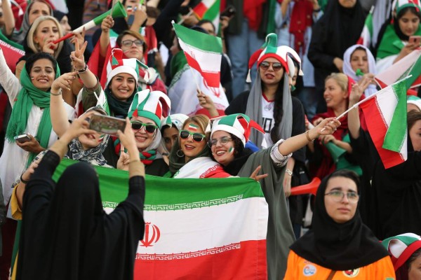 Euforia total: Por primera vez, mujeres asisten a un partido oficial de futbol en Irán