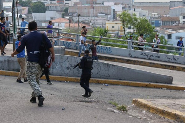 EN FOTOS: Enfrentamiento violento entre barras de Olimpia y Motagua