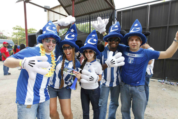 ¡La afición hondureña llenó el estadio Olímpico! .