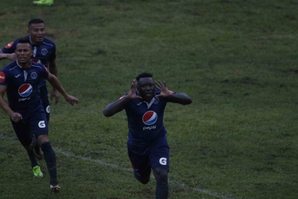 ¡Curiosas! El tacuazín que invadió la cancha y las 'garras' de Rubilio Castillo