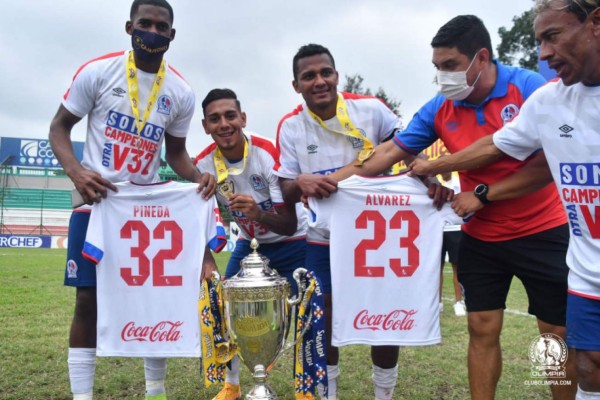 Hasta un legionario celebró la copa 32: Las otras imágenes del tremendo festejo del Olimpia