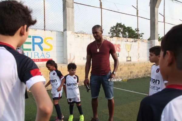 Brayan Beckeles hace visita sorpresa a niños de la academia de Marcelo Canales