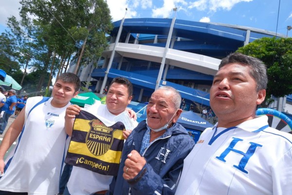 ¡Ambientazo! Hondureños se hacen sentir en el Cuscatlán y hasta Francisco Morazán llegó con su traje de general