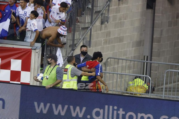 No se vio por TV: Peleas, arrestos, el espontáneo, el 'colado' en celebración de Motagua y la belleza de Elexa Bahr