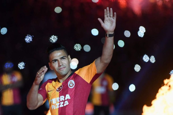 Una locura: La impresionante presentación oficial de Falcao con el Galatasaray