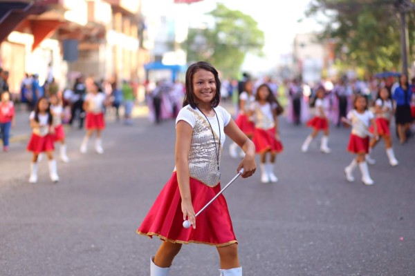 FOTOS: Las bellas chicas que adornan las fiestas patrias de Honduras