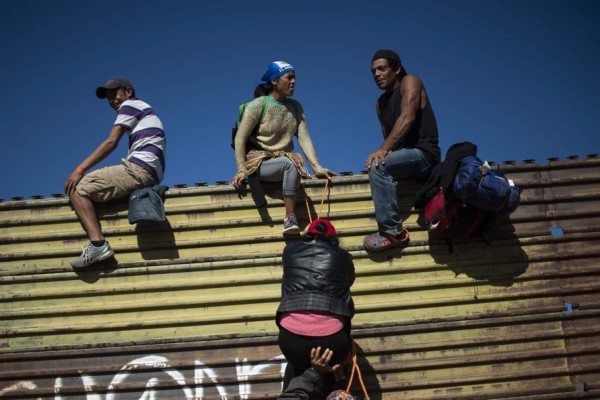 FOTOS: Migrantes de caravana rompen cerco policial e intentan cruzar frontera a Estados Unidos