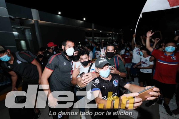 La exigencia de los aficionados al 'Topo' Aguirre y el gesto de Troglio a pesar de la pandemia en la llegada de Olimpia