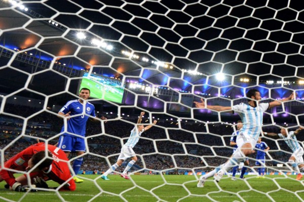 Messi saca su garra: Argentina gana 2-1 a Bosnia.