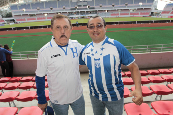El apoyo de la afición Hondureña ante los Panameños.