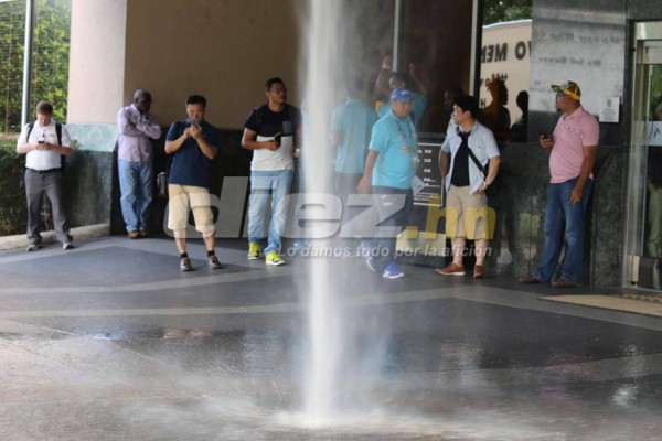 ¿Quién es la chica del tatuaje? Las imágenes de la llegada de Honduras a Houston&nbsp;&nbsp;