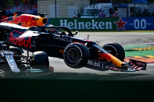 Impactante accidente: La llanta del auto de Verstappen pasó sobre la cabeza de Lewis Hamilton