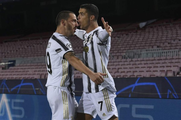 Risas y abrazo entre ambos: Messi no apareció y Cristiano Ronaldo brilló en el Camp Nou