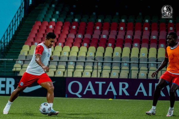 Agotados, pero sin perder la sonrisa tras un largo viaje: Así fue el reconocimiento de cancha del Olimpia en Surinam