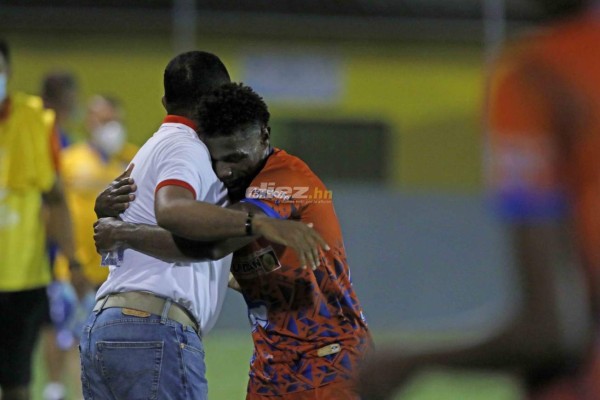 El gesto de Troglio al ver a Eddie expulsado, la extraña celebración de Rocca y el 'tierno' abrazo de Machuca a Cáceres
